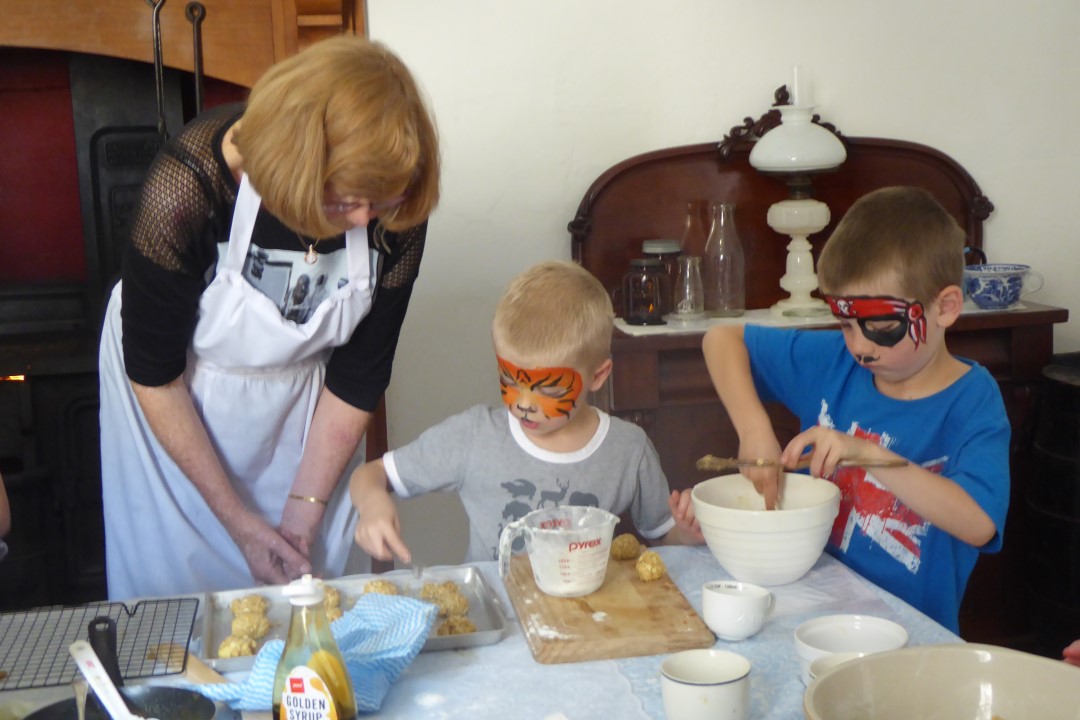 Katrina van Boheemen baking with children during the last school holiday program (3) (Custom)